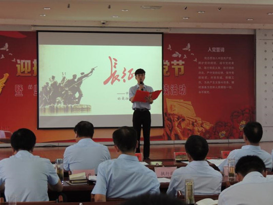 城关人民法庭朗读者朗读《长征》（拍摄：翟佳）.jpg