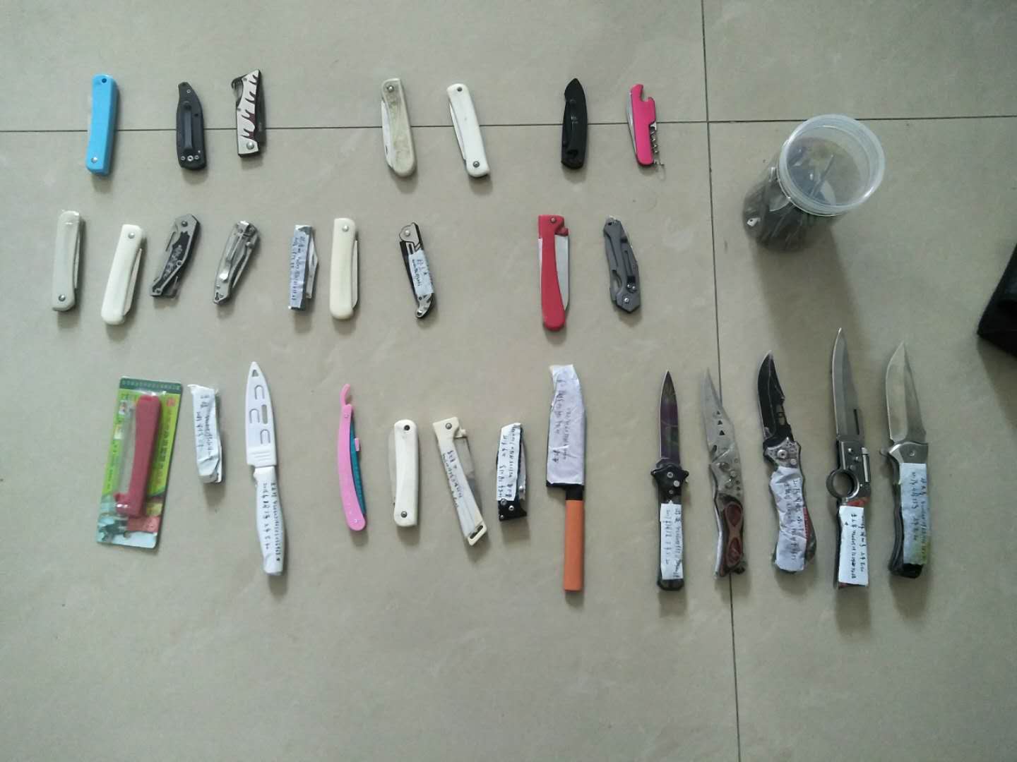 图为：近两年来值勤法警收缴的部分刀具等危险物品.jpg