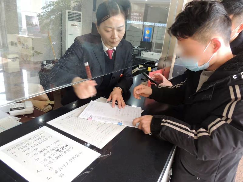 用纸与笔与当事人沟通（拍摄者：李杰）.jpg
