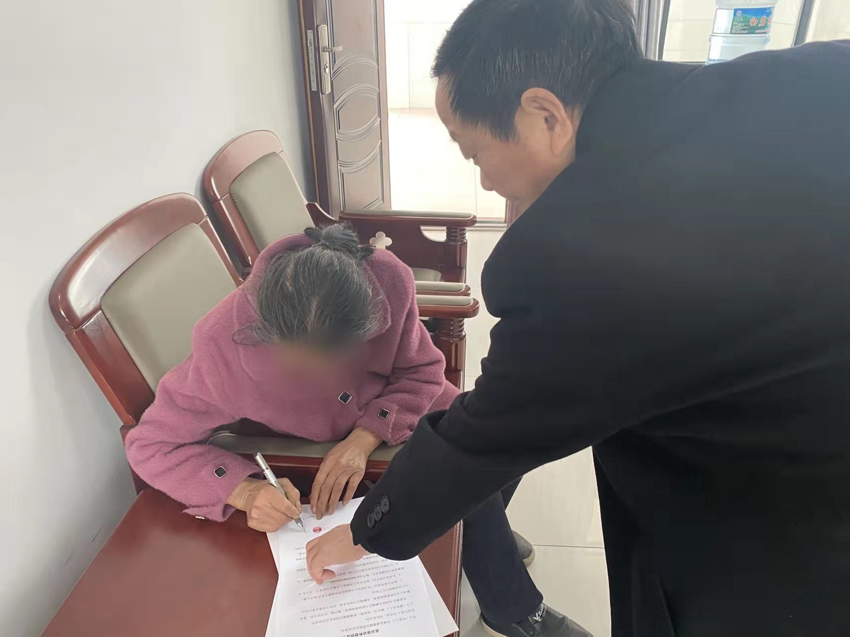 原告母亲签字.jpg